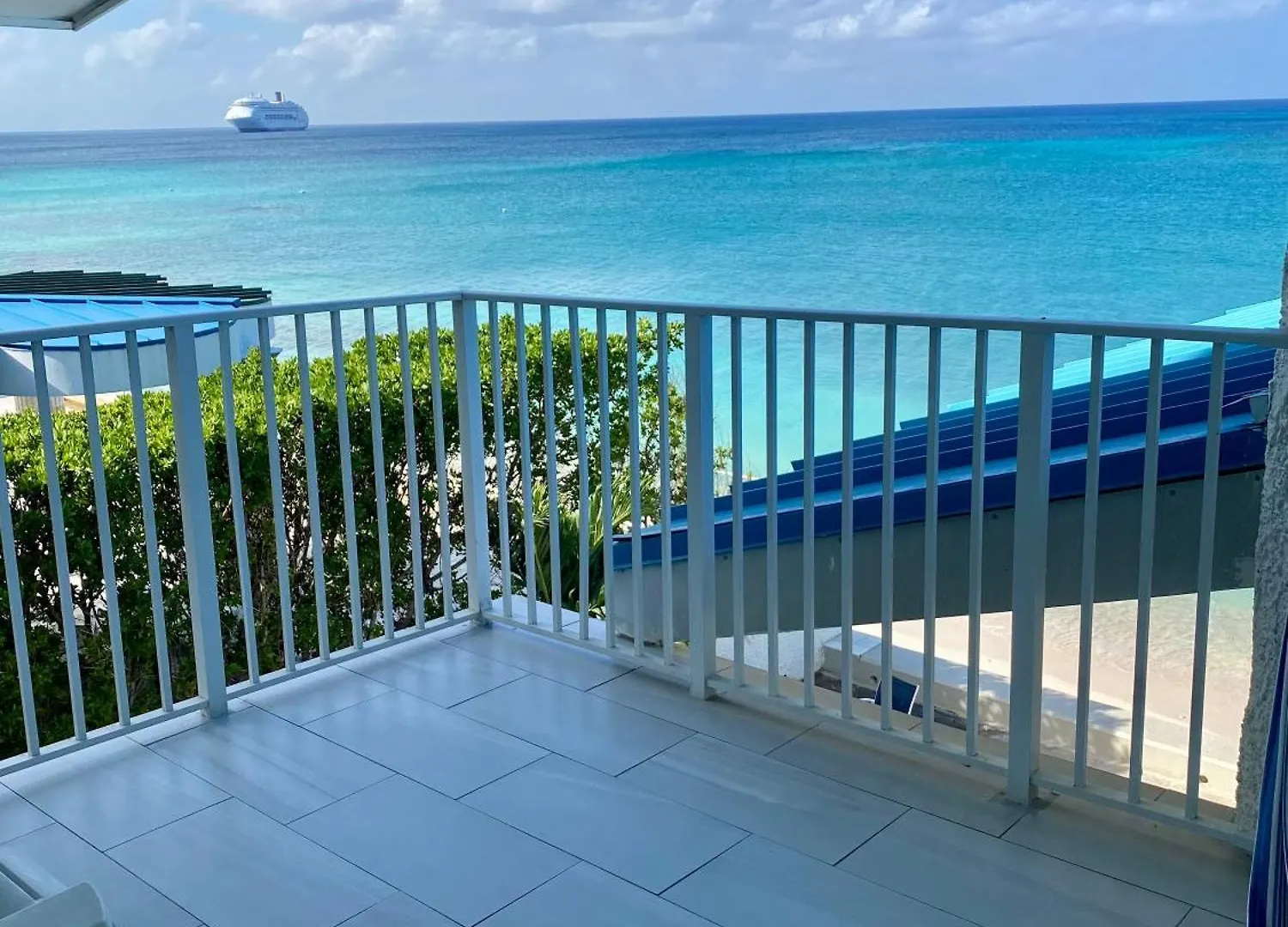 Enjoy Sunsets At Fully Equipped Condo At The Beach George Town